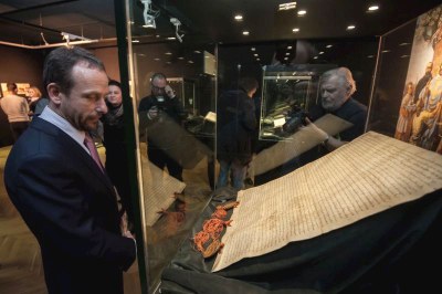 Primátor Tomáš Macura si prohlíží závěť biskupa Bruna. Foto: Lukáš Kaboň