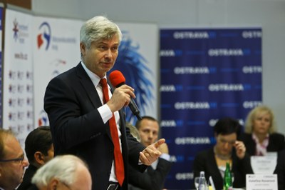 Primátor Petr Kajnar v úvodní části konference hovořil o problémech, které se týkají Ostravy. Foto: J. Zerzoň.