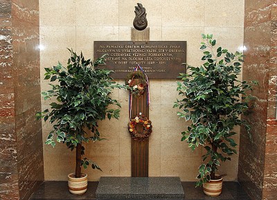 Pamětní deska obětem zla ve vstupní hale Nové radnice. Foto: B. Krzyžanek