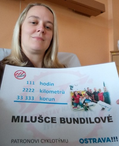 Patronka cyklotýmu Ostrava 750!!! Miluše Bundilová s darovacím šekem. Foto: A. Vojkovská