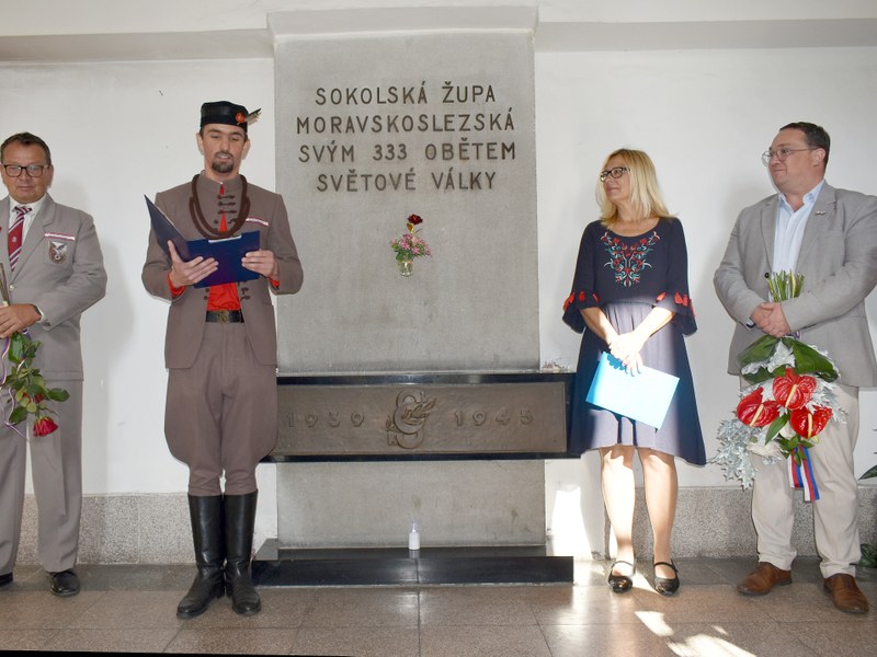 Primátor Jan Dohnal (zcela vpravo) při pietní připomínce akce Sokol. Foto MMO.
