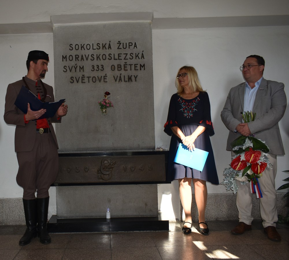 Primátor Jan Dohnal (zcela vpravo) při pietní připomínce Akce Sokol. Foto: MMO