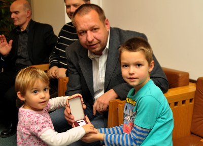 Zdeněk Zálešák se o radost z ocenění podělil i se svými dětmi Klárkou a Lukáškem a manželkou Petrou. Foto: J. Urban