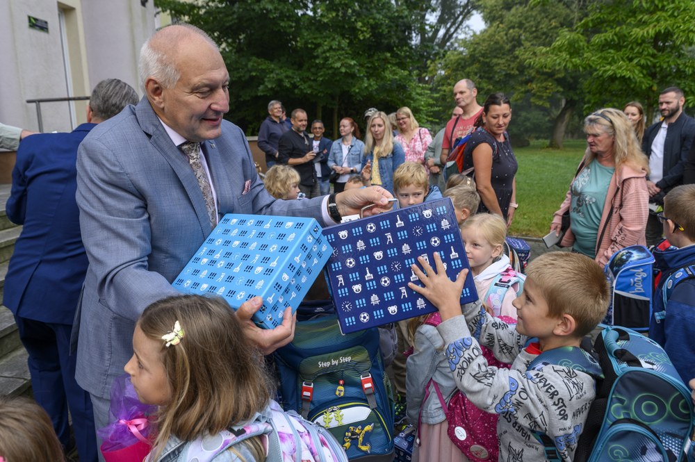 Náměstek primátora Zbyněk Pražák s prvňáčky na ZŠ Hrabová Náměstek primátora Zbyněk Pražák s prvňáčky na ZŠ Hrabová