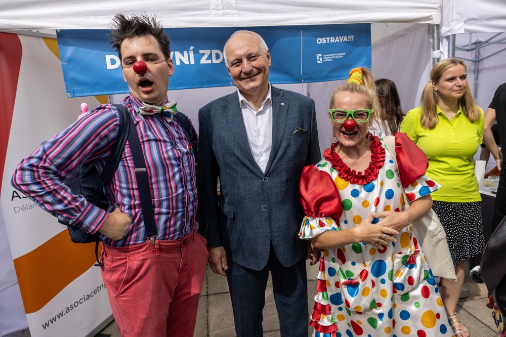 Náměstek primátora Zbyněk Pražák se zdravotními klauny na jednom z uplynulých ročníků. Foto: Jiří Zerzoň
