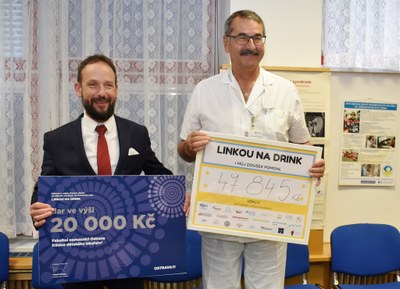 Primátor Tomáš Macura předal šek na 20 tisíc korun přednostovi Kliniky dětského lékařství Michalu Hladíkovi. Foto: René Stejskal
