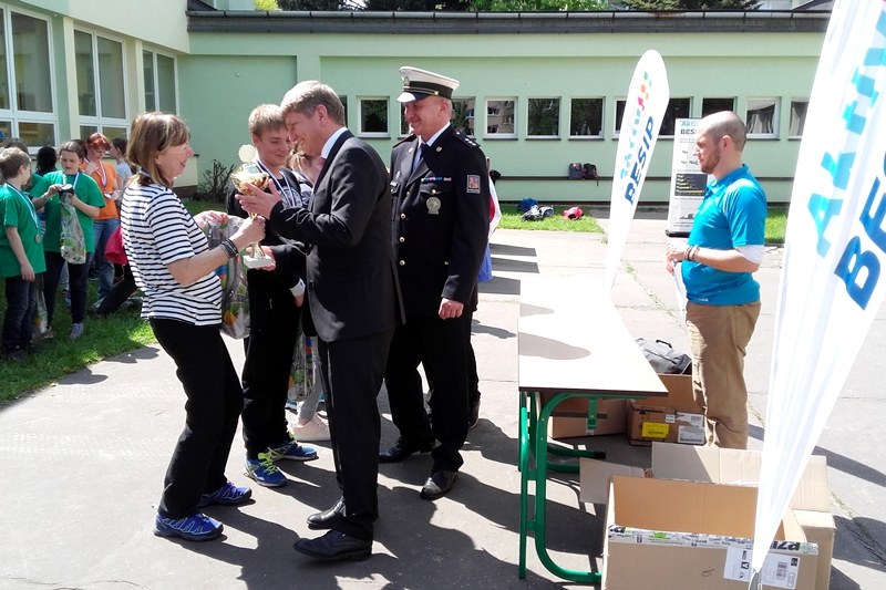 Radní pro dopravu Lukáš Semerák předává ceny vítěznému družstvu cyklistů. 