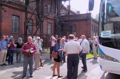 FOTO: Skupina turistů v areálu Dolu Michal. Snímek OER.
