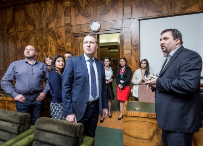 Během přivítání v Ostravě náměstek primátora Martin Štěpánek (vpravo) provedl anglické hosty reprezentačními prostorami Nové radnice. Foto: J. Zerzoň