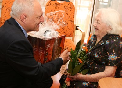 Náměstek primátora Zbyněk Pražák blahopřeje Anně Swakoňové k životnímu jubileu. Foto: B. Krzyžanek