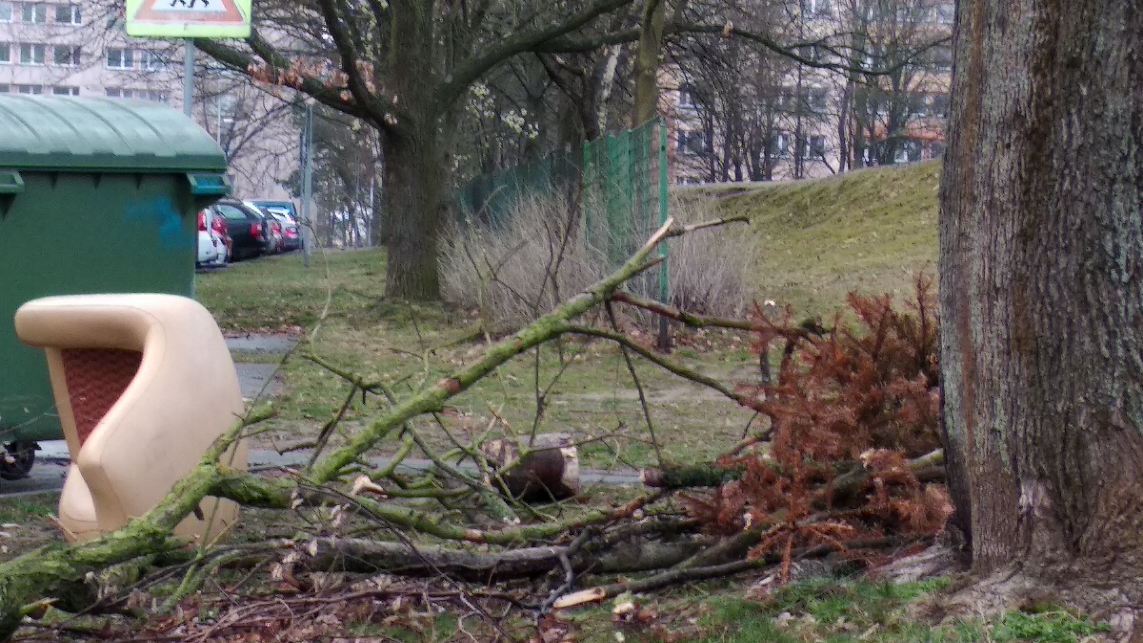 Nahlášený nepořádek u popelnic v ulici I. Sekaniny. Foto: cistaova.ostrava.cz Nahlášený nepořádek u popelnic v ulici I. Sekaniny. Foto: cistaova.ostrava.cz