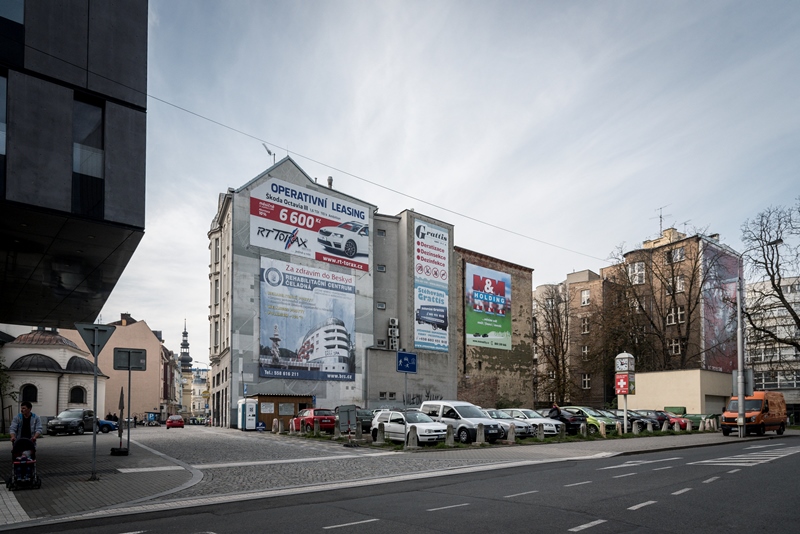 V proluce se v současné době nachází parkoviště. Foto: Adolf Horsinka.