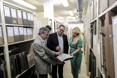 Historik Jozef Šerka seznámil s archivními poklady také primátora Jana Dohnala a jeho náměstkyni Lucii Baránkovou Vilamovou. Foto: Adolf Horsinka