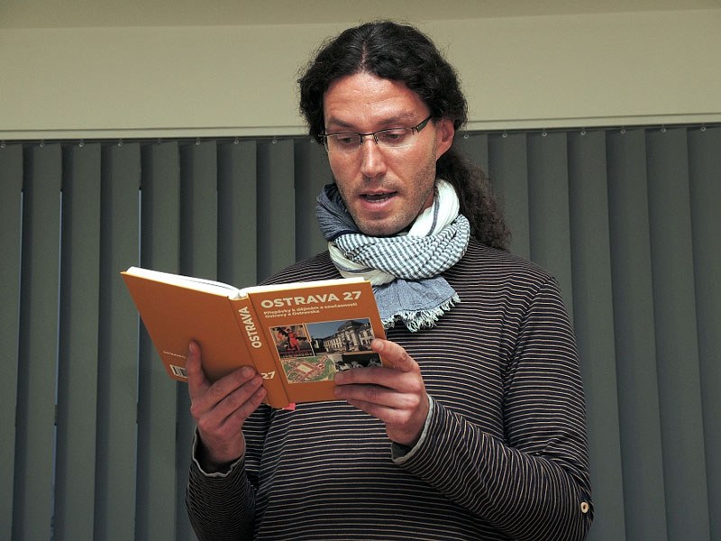 Úryvky ze sborníku čte herec A. Petrič