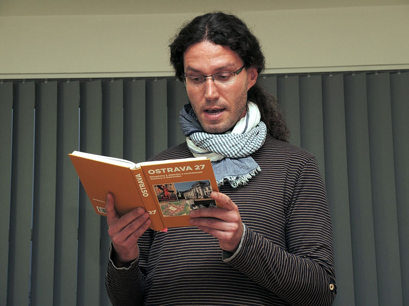 Úryvky ze sborníku čte herec A. Petrič