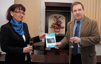 Kronikář Martin Juřica a ředitelka AMO Blažena Przybylová při křtu kalendária. Foto: J. Urban