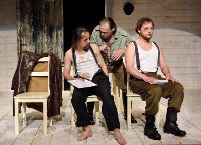 Michal Čapka, Marek Cisovský a Josef Kaluža ve hře Smíření. Foto: archiv KS Aréna