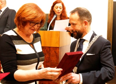 Renáta Huserová přebírá od primátora Tomáše Macury cenu města Ostravy. Foto: Jiří Zerzoň 