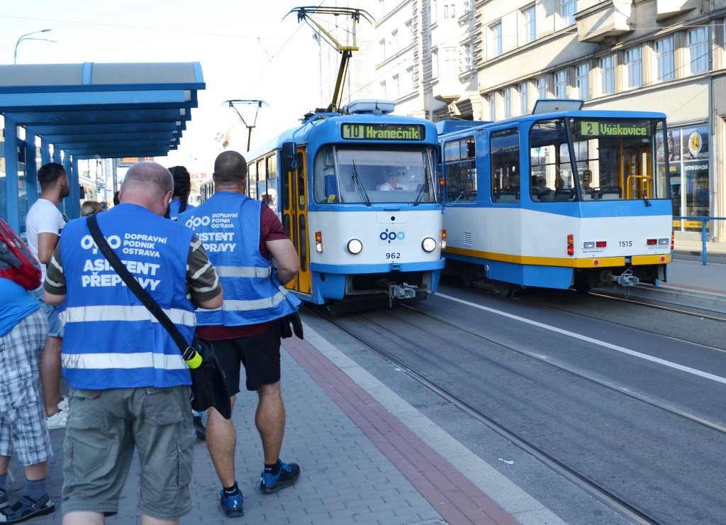 Cestující se s asistenty přepravy potkají i v nočních spojích. Foto: René Stejskal 