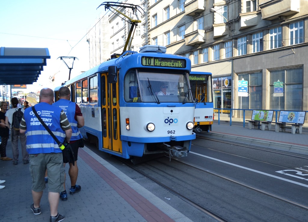 Asistenti přepravy na zastávce Karolina. Foto: René Stejskal Asistenti přepravy na zastávce Karolina. Foto: René Stejskal