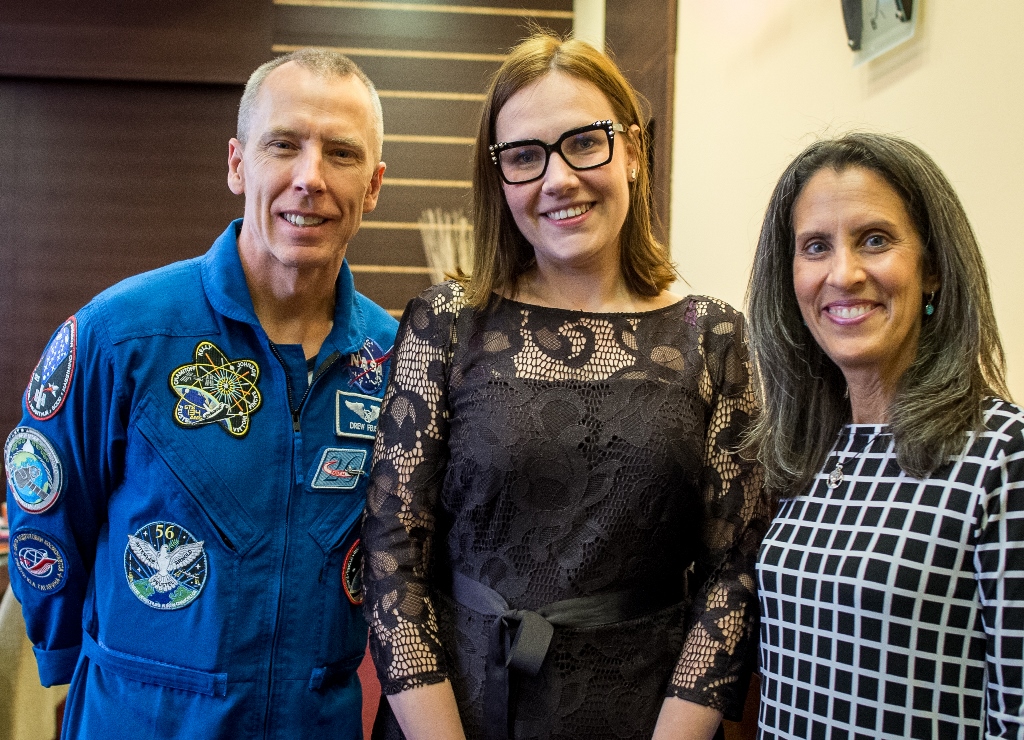 Náměstkyně primátora Andrea Hoffmannová přijala na radnici astronauta Andrewa Feustela a jeho manželku Indiru.  Náměstkyně primátora Andrea Hoffmannová přijala na radnici astronauta Andrewa Feustela a jeho manželku Indiru.