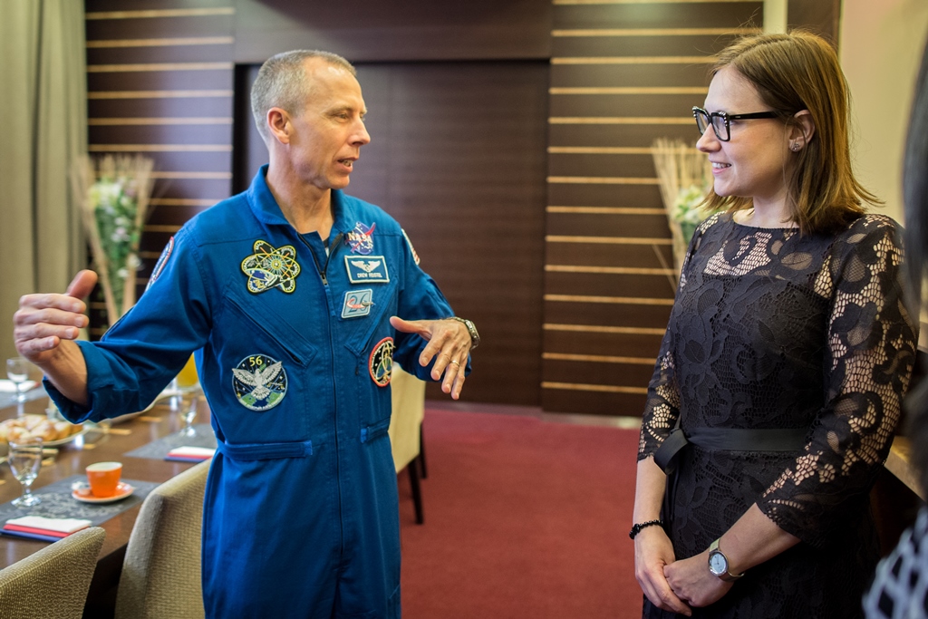 Andrew Feustel diskutuje s Andreou Hoffmannovou. 