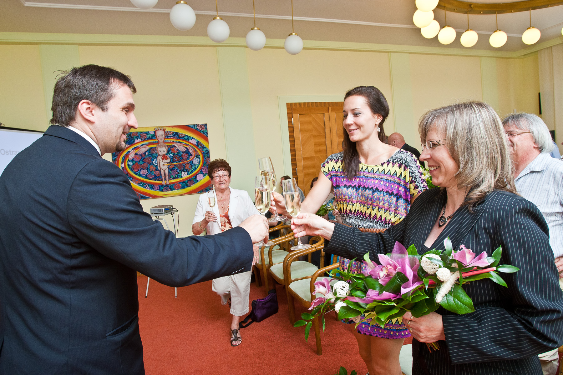 Přípitek s A. Kouřilovou a D. Rosolovou