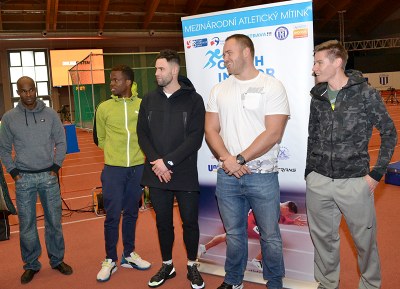 Hvězdy mítinku. Zprava: běžec Pavel Maslák, koulař Tomáš Staněk, skokan o tyči Jan Kudlička, Maslákův soupeř Bralon Taplin a sprinter  Kim Collins. Foto: R. Stejskal