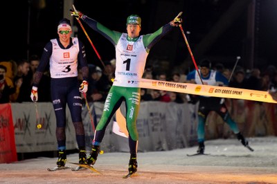 Kasper Stadaas z Norska přetíná cílovou pásku. Foto: Lukáš Kaboň