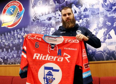 Jan Výtisk se svým dresem, který věnoval do aukce. Foto: HC Vítkovice Ridera