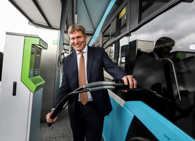 Radní pro dopravu Lukáš Semerák zahajuje provoz nové čerpací stanice na CNG. Foto: Adolf Horsinka 