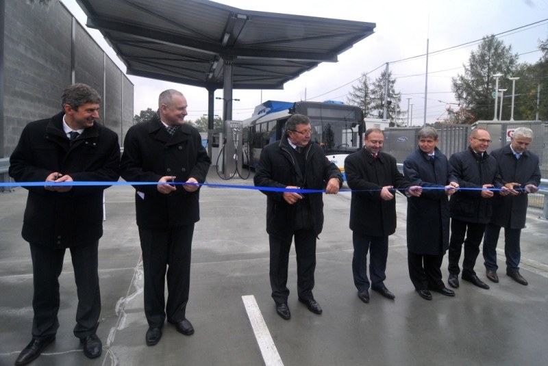 Plnicí stanice CNG v areálu dílen DPO v Martinově.