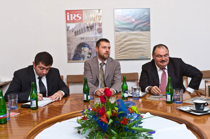 D. Majer (uprostřed) při prezentaci časopisu IRS