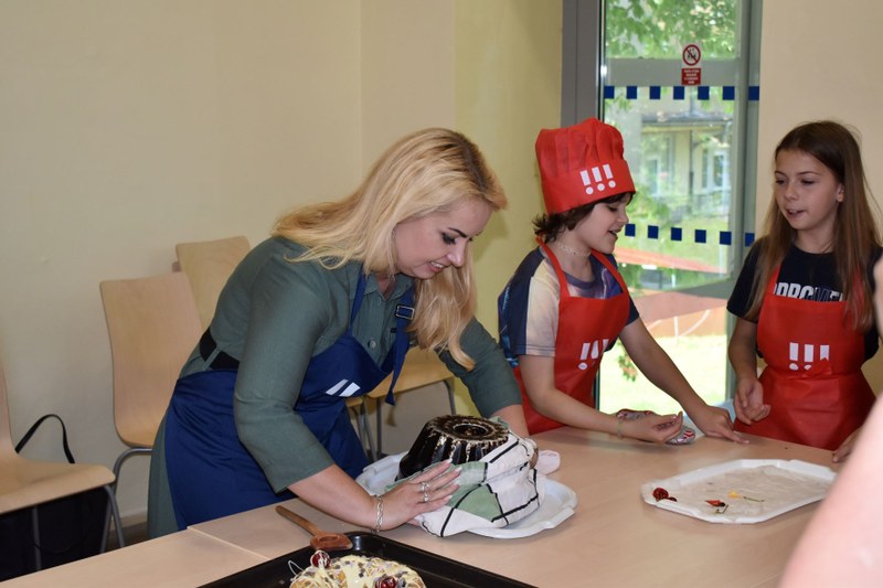 Náměstkyně primátora Lucie Baránková Vilamová vyklápí upečenou bábovku z formy