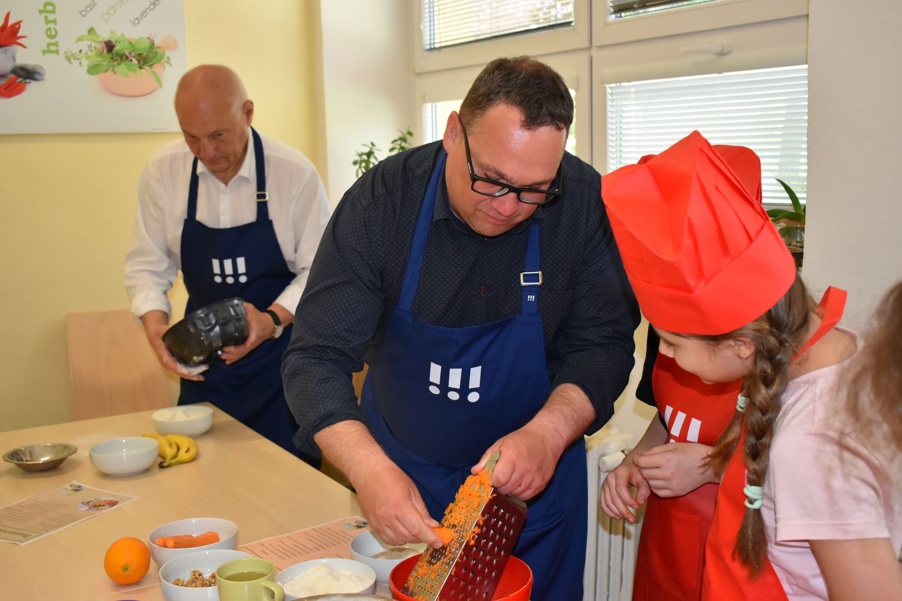 Do pečení se zapojili také primátor Jan Dohnal s náměstkem Zbyňkem Pražákem