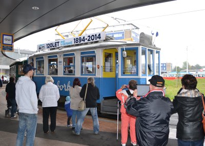Tramvajový motorový vůz č. 21 Barborka přijíždí za velkého zájmu cestujících na zastávku Hl. nádraží.  Foto: L. Vidlička