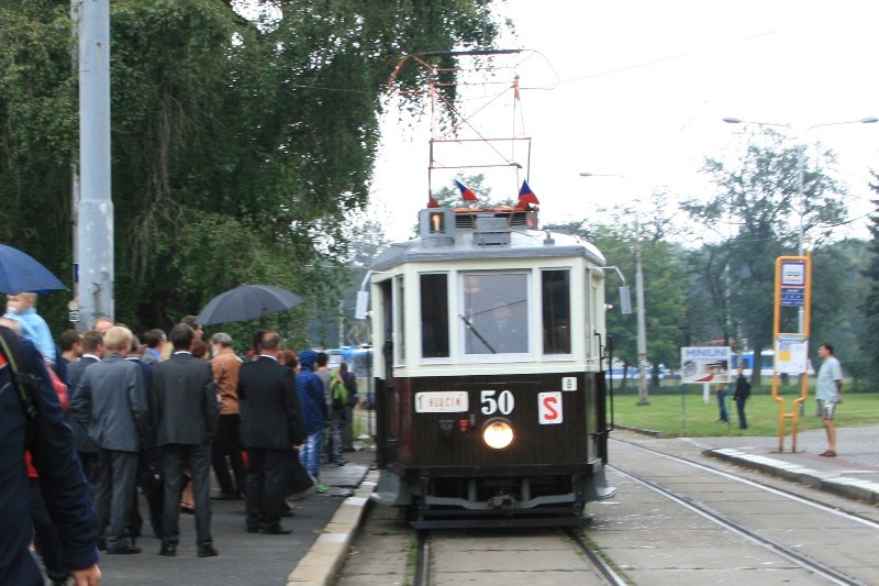 Vůz č. 50 „brňák“ přijíždí na zastávku Výstaviště.