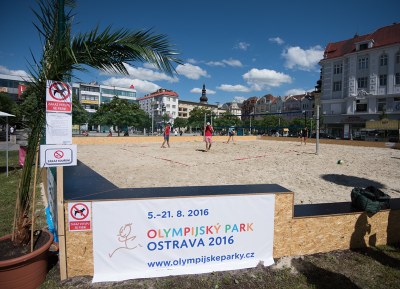 Součástí Olympijského parku jsou „brazilské“ písečné pláže, z nichž jedna, s hřištěm na beachvolejbal, vyrostla na Masarykově náměstí. Foto: L. Kaboň