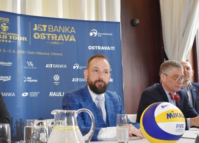 Primátor Tomáš Macura na tiskové konferenci ocenil, že písek z kurtů poslouží po turnaji školákům. Foto: René Stejskal
