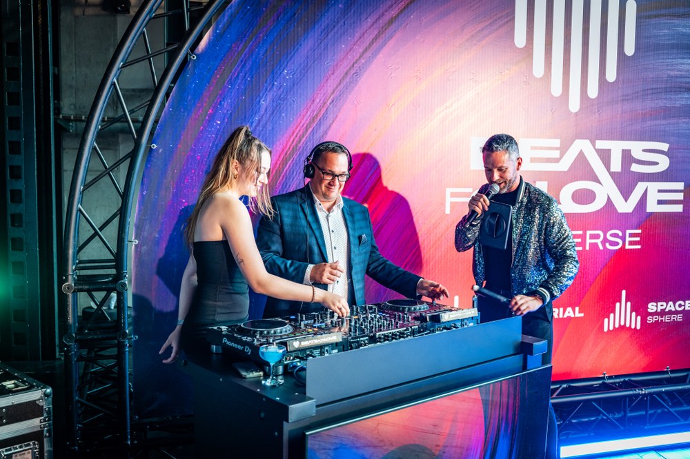 Ostravský primátor Jan Dohnal si nanečisto vyzkoušel mixážní pult. Foto: Roman Pelder