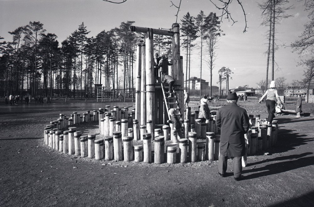 Dětské hřiště v 70. a 80. létech 20. století. Foto: AMO