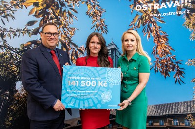 Ředitelce komunitního centra Chaloupka Tereze Matysíkové (uprostřd) předali šek s „plesovým" výtěžkem náměstek primátora Jan Dohnal a jeho náměstkyně Lucie Baránková Vilamová. Foto: Jiří Zerzoň