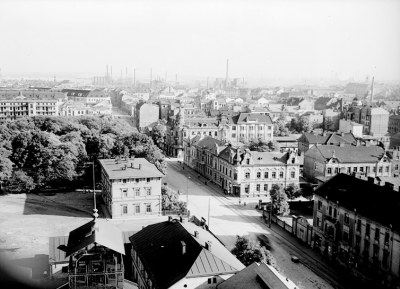 Objekt zasílatelské firmy Hanke, v němž byl v roce 1945 zřízen internační tábor (na snímku vpravo dole). Vlevo je vidět areál dolu Jindřich. Foto: archiv 