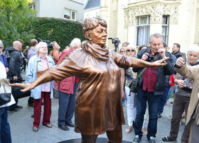 Jednou ze soch, na kterou se různí názory veřejnosti a odborníků, je plastika Věry Špinarové v Husově sadu. Foto: René Stejskal 