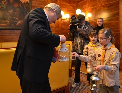 Eliška Vlčková předává Betlémské světlo primátorovi P. Kajnarovi. Foto: H. Oborilová