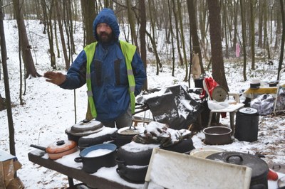 Zdeněk Hudek žije v lesíku na okraji Poruby již 10 let. Foto: R. Stejskal