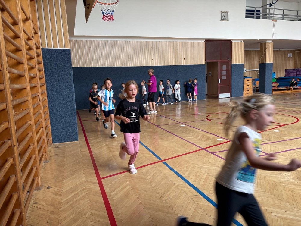 Běhalo se v tělocvičnách...