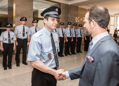 Svůj slib stvrdili noví strážníci podáním ruky primátorovi Tomáši Macurovi. Foto: Lukáš Kaboň