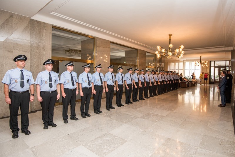 Noví strážníci při slavnostním slibu. 