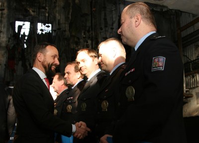 Primátor Tomáš Macura blahopřeje zástupcům policejního týmu roku 2017 – členům oddělení hlídkové služby. Foto: Bohuslav Krzyžanek